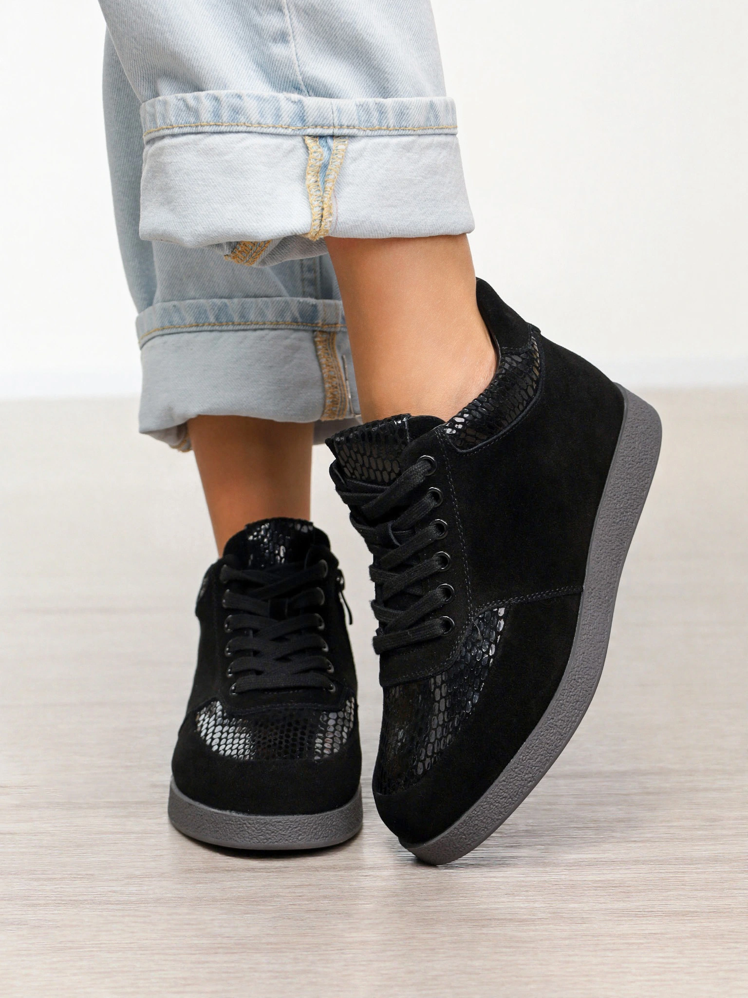 Ботинки черного цвета из натуральной замши на низкой подошве